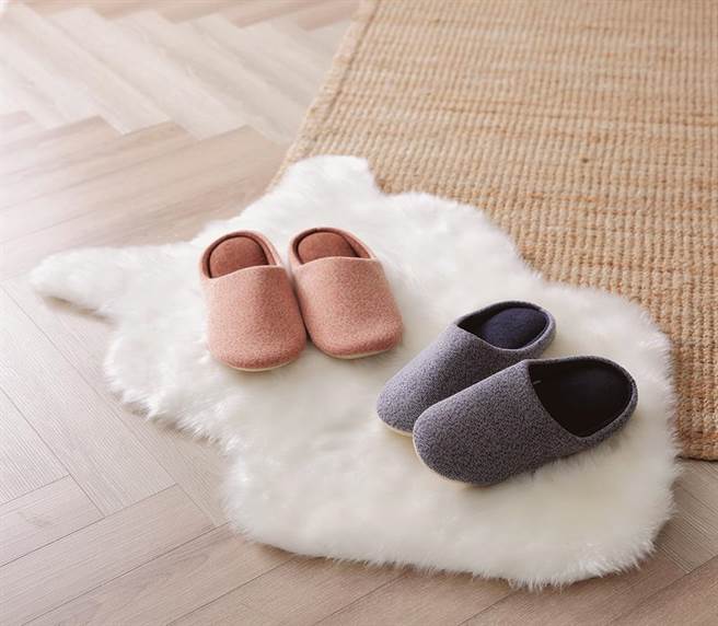 HOLA warmtouch石墨烯保暖拖鞋，蓝灰/暖橘，原价399元，即日起至1月5日，特价299元。（HOLA提供）