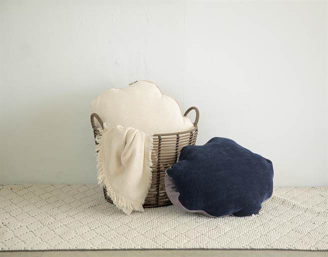 HOLA warmtouch石墨烯造型暖手枕，原价899元，即日起至1月5日，特价699元。（HOLA提供）