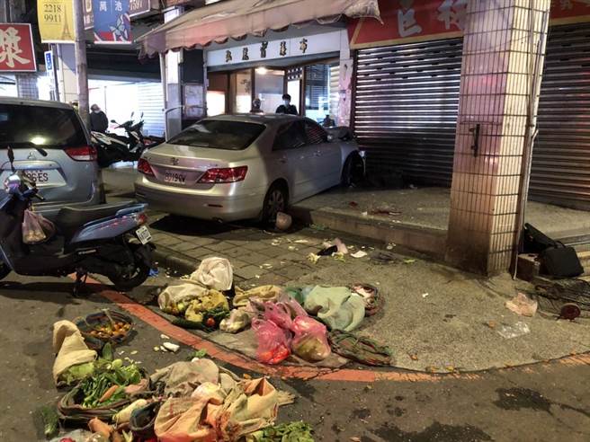 汽车暴衝撞上路旁68岁卖菜刘姓妇人及另2名行人，刘妇下肢骨折、臟器外露，当场失去生命迹象，送医院急救后，于晚间7时许不治。(民眾提供)