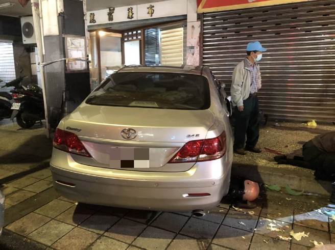 汽车暴衝撞上路旁68岁卖菜刘姓妇人及另2名行人，刘妇下肢骨折、臟器外露，当场失去生命迹象，送医院急救后，于晚间7时许不治。(民眾提供)