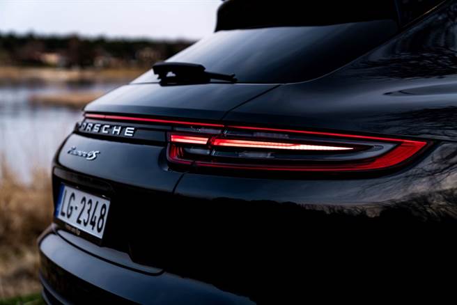 英国警方在高速公路上拦截一辆车尾几乎撞烂的保时捷，保时捷的保险杆弹出、倒插进后车箱，车主还继续开了30英里（约48公里），连警察都看傻了眼。（示意图／shutterstock）