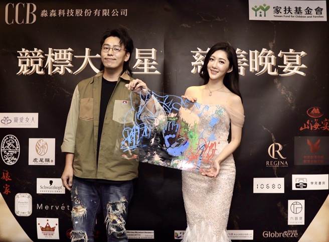 王晴（右）与艺术家傅星翰合影。（淼森科技提供）