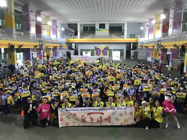 2021國泰寒冬送暖活動來到台南東山國小，國泰慈善基金會總幹事鍾茂季、國泰人壽協理林國壽、國泰產險副總孫騰敏等率領數十位志工，帶來滿滿的愛與溫暖，與現場250名師生共度年終歲末。（國泰提供）