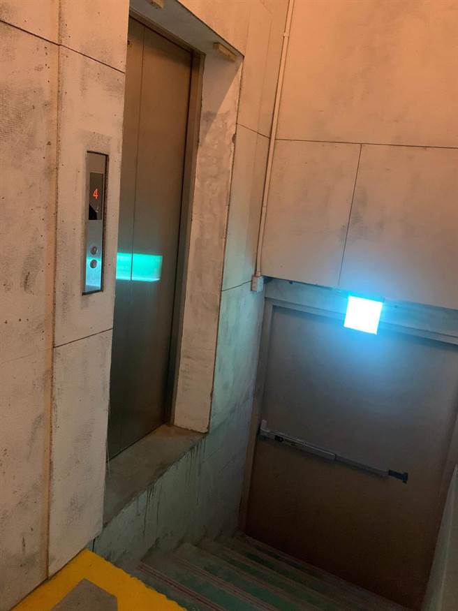 根据网友PO出的照片显示，4楼电梯门一打开竟是一个落差悬殊的楼梯，一不小心就会直接踩空。(图截自脸书爆料公社)