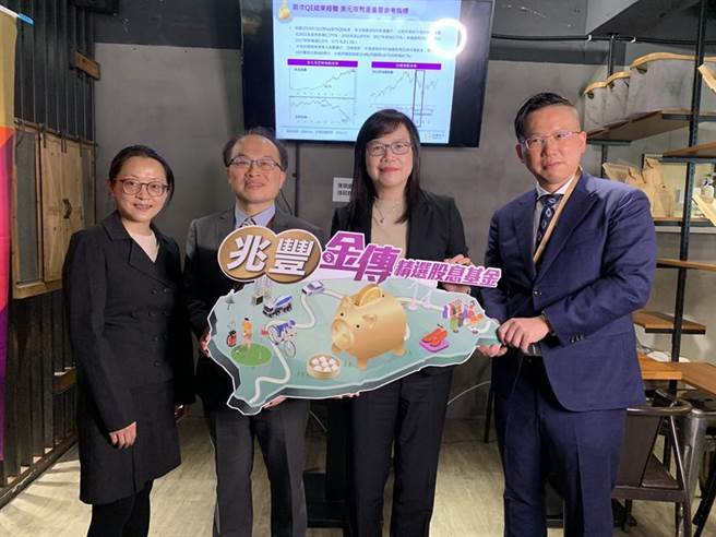 兆豐投信將積極擴增規模、擴增通路，看好明年台股，右二為兆豐投信董事長陳佩君。圖／孫彬訓