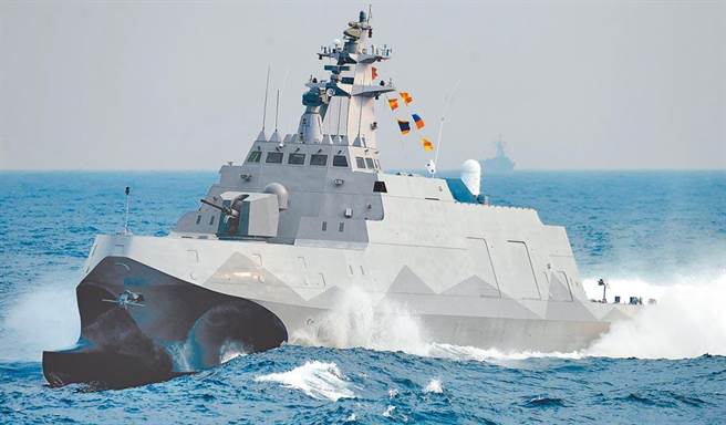 沱江艦高速劃過海面進入備戰狀態。（本報系資料照片）