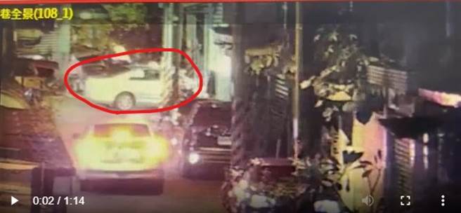 汽车暴衝撞上路旁68岁卖菜刘姓妇人及另2名行人，刘妇下肢骨折、臟器外露，当场失去生命迹象，送医院急救后，于晚间7时许不治。(民眾提供)