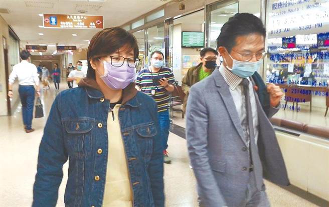 杨蕙如（左）同时触犯侮辱公务员执行之职务罪、侮辱公署罪，依重罪「侮辱公署罪」判刑，她的官司未因此解套。本报资料照片