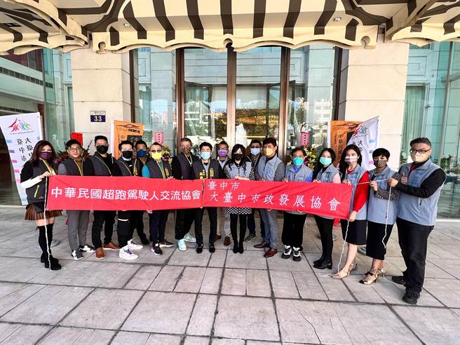 中华民国超跑驾驶人交流协会28日在台中举行成立大会，许多超跑车主都是爱车人士，更重视行车安全。（卢金足摄）