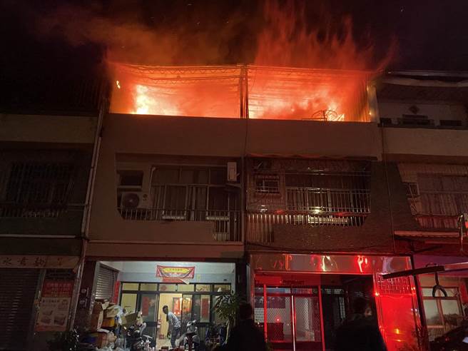 台南市鹽水區28日晚間8點24分傳出住宅火警，信義路上有2棟3層樓建築物，3樓突然竄出火舌，並冒出猛烈火光。（讀者提供／張毓翎台南傳真）