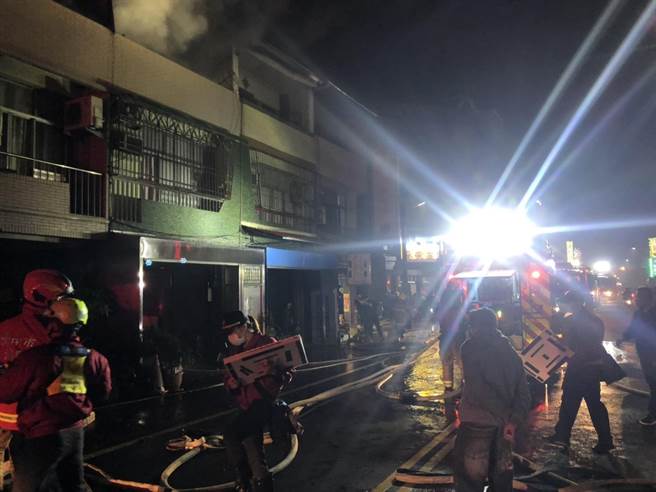 台南市消防局調派鹽水、新營和柳營等消防分隊前往灌救。（讀者提供／張毓翎台南傳真）