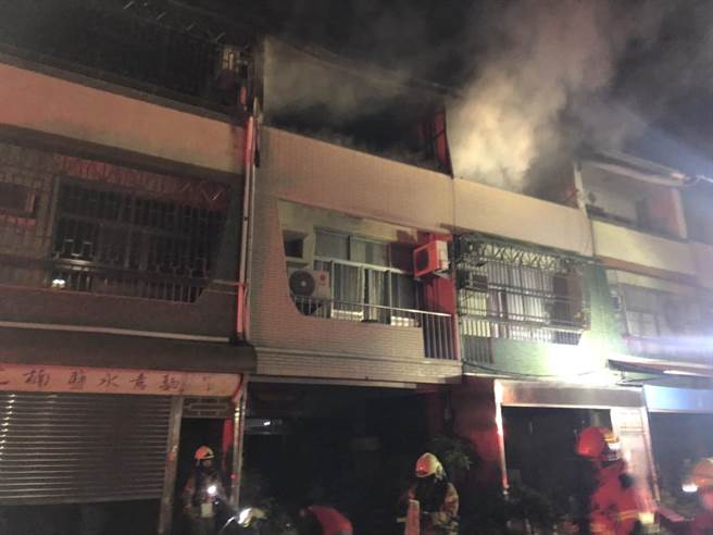 火勢半小時內撲滅，未傳出有人受困，起火原因尚待釐清。（讀者提供／張毓翎台南傳真）