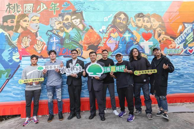 「2021国泰棒球精进计画－树造棒未来」揭幕国泰公益艺术墙，球星李灏宇（左起）、宋家豪、桃园少年之家执行长张进益、国泰人寿协理廖昶超、球星吴念庭、「小马」倪子钧、创作艺术家林轩毅、傅星翰。（国泰金控提供）