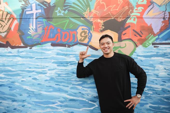 棒球旅日球星吴念庭画出自己在日职埼玉西武狮队球队LOGO。（国泰金控提供）