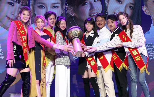 郭婷筠（左起）、陳怡婷、郭忠祐、杜忻恬、蔡家蓁、曾瑋中、彭正昨出席記者會，賴慧如因工作缺席，工作人員搞笑戴上面具上台。（趙雙傑攝）

