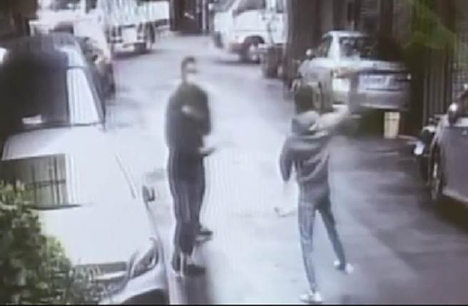 蔡男對寧男丟雞蛋。（翻攝畫面）