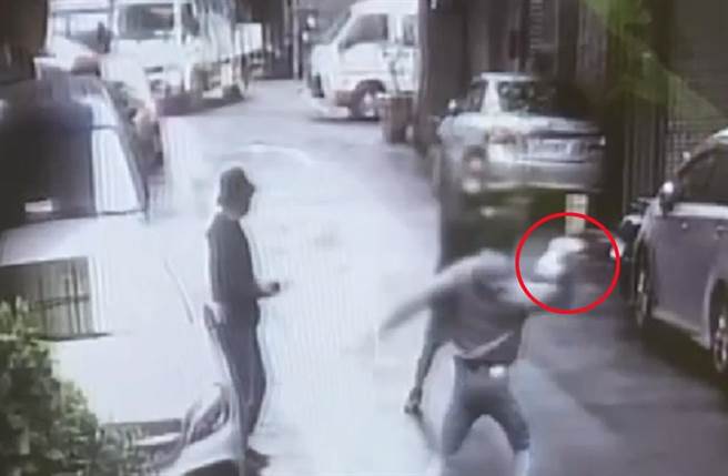 見寧男衝過來，蔡男乾脆整袋雞蛋扔出。（翻攝畫面）