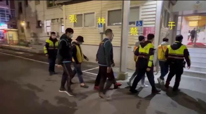 新莊警帶回于男等人。（翻攝畫面）