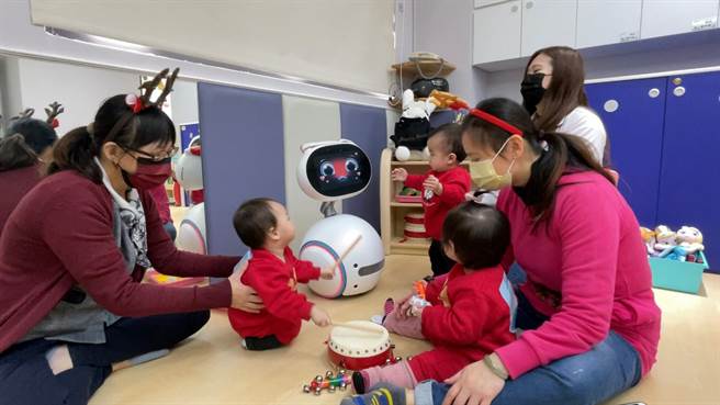 秀传准公共化托婴中心邻近彰化秀传医院，以多元课程活动、智能医疗为号召，不仅有各科医师定期巡检，场边还有Zenbo机器人担任陪玩保母，萌样吸睛。（谢琼云摄）