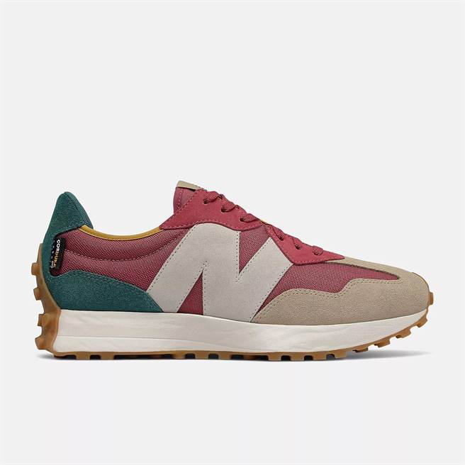 新光三越New Balance 327系列復古休閒鞋，3280元。（新光三越提供）