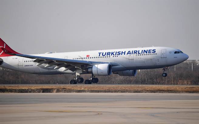 受疫情影响，国际航班大乱，一张由土耳其飞往大陆的单程机票售价竟高达新台币百万元。这种天价机票已成为各国国际航班的常态。图土耳其航空飞大陆的班机。（图／新华社）