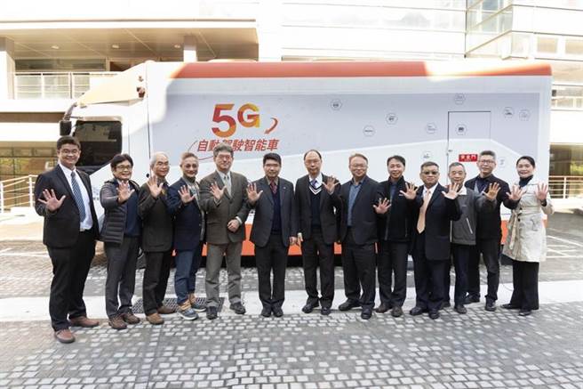 （台灣大哥大與台塑汽車貨運共同打造國內首創使用5G網路的自動駕駛智能車，在長庚養生文化村上路年餘，NCC與台灣大哥大首度邀請民眾體驗全台唯一能克服上下坡度的智駕車，圖中為台灣大企業用戶事業群副總劉建倫。圖／台灣大哥大提供）