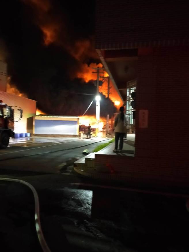 彰化花壇白沙村一處塑膠工廠28日深夜驚傳大火，廠房快速陷入全面燃燒，火勢驚人、彷彿陷入一片火海。（民眾提供／謝瓊雲彰化傳真）