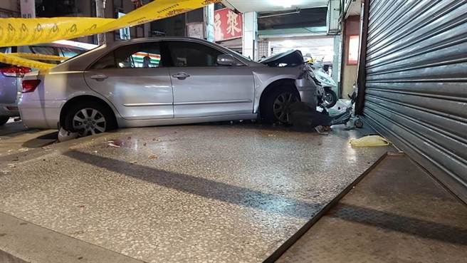 70歲鄧姓男子今（28日）下午5時許，開車行經新北市新店區建國路99巷，疑因後座的2歲男孫跌落受到驚嚇，鄧男誤踩油門造成車輛暴衝。（翻攝）