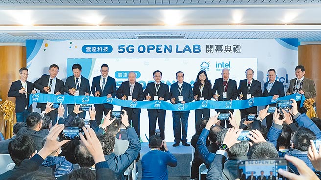 广达旗下伺服器部门云达科技5G Open Lab于27日举行剪彩仪式，由广达董事长林百里（右六）、副董事长梁次震（左五）、副总经理暨云达总经理杨麒令（左一）、英特尔台湾区总经理汪佳慧（右五）剪彩。