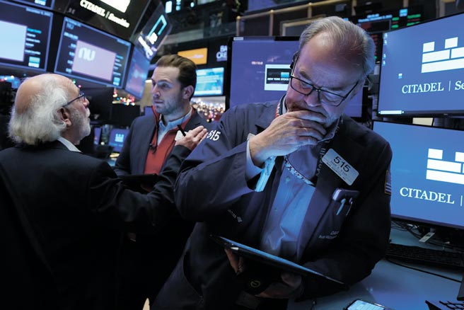 企业获利强劲与宽松货币政策引领多头涨势，标普500指数继2020年大涨16％后，2021年迄今累计跃升26％。图／美联社