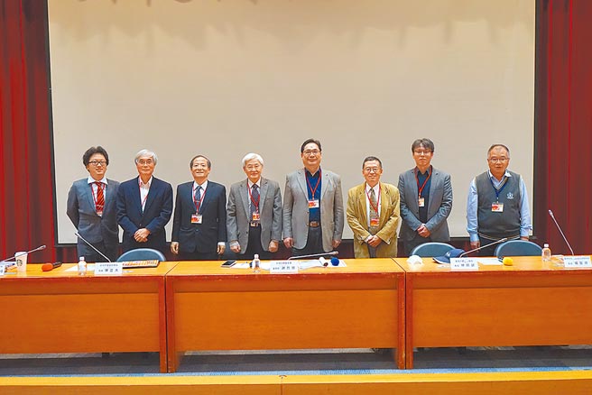 闭幕式合照，图为张志伟助理教授（左起）、陈立夫教授、谢哲胜教授、廖义男教授、杨松龄教授、林明锵教授、杨智杰教授、邓胜轩理事长。图／台湾法学基金会提供