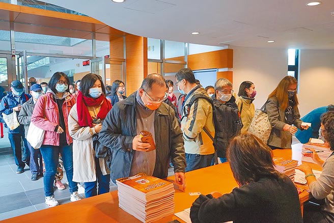 民眾排队报到。图／台湾法学基金会提供