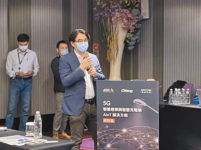 威力工业董事长施作君于「5G智慧灯杆与智慧充电桩AIoT解决方案研讨会」开场致词。图／李其芳