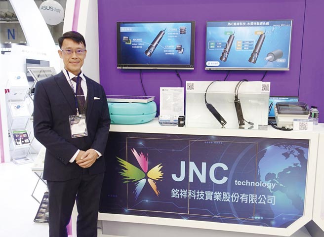 铭祥科技总经理杨俊铭和该公司「智水星水质感测器」合影。图／黄俊荣