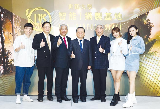藝人游小白（左起）、世新大學副校長廖鴻圖、副校長陳清河、校長吳永乾、副校長楊盛昱、世新校友藝人王上菲、藝人林芷芸參加智能攝製基地啟用開鏡儀式。圖／世新大學提供