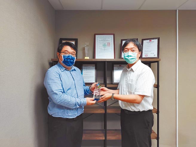 宏源日前获工业局循环经济奖，图为台湾产业服务基金会协理许国荣（右）、宏源实业总经理萧睿昶（左）。图／业者提供
