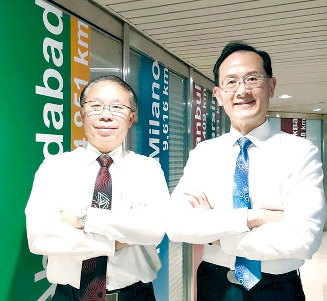 永光化学总经理陈伟望（右）与处长孙哲仁（左）合影。图／永光化学提供
