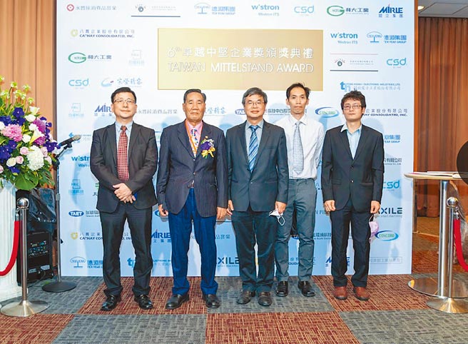 日揚科技近年轉型有成，事業版圖日漸擴大；圖為日揚科技董事長吳明田（左二）、日揚科技執行長寇崇善（中）。圖／日揚科技提供