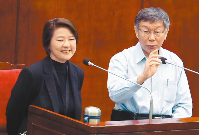 傳民進黨有意推出前副總統陳建仁披戰袍參選台北市長，台北市長柯文哲27日笑答，「每天都有新的人選出現。」不願正面回應。圖為柯文哲（右）與副市長黃珊珊（左）赴市議會備詢。（本報資料照片）