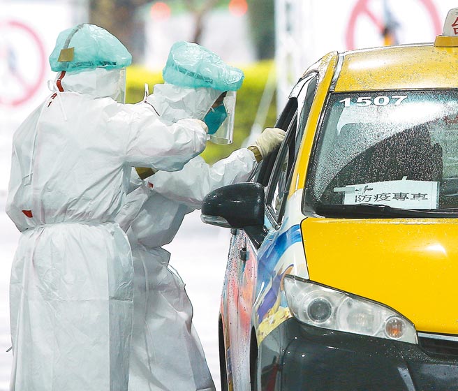 北市卫生局为提升检疫期满前1天进行PCR检测量能，27日起在大佳河滨公园设置「得来速」採检站，检疫民眾全程待在防疫计程车上，不需下车进行PCR检测。（陈怡诚摄）