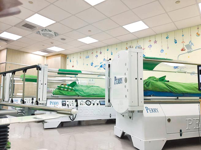 三总高压氧治疗中心内的单人舱，病患每次疗程后，大多能感受到心肺功能获得舒缓。（陈人齐摄）