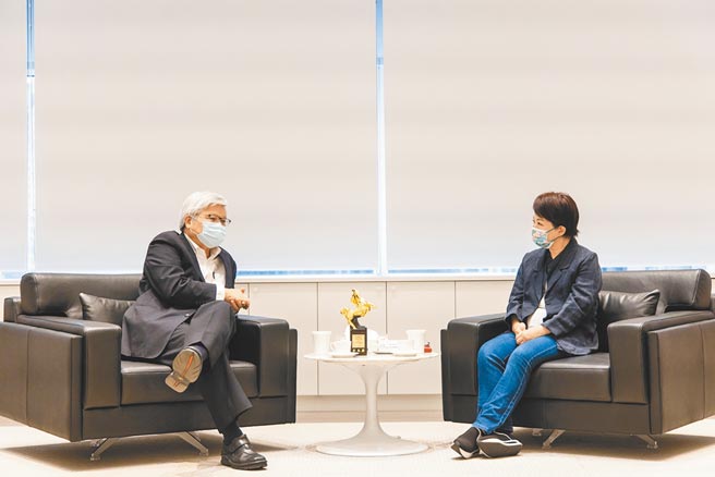 台积电总裁魏哲家（左）日前拜会台中市政府，与市长卢秀燕（右）就台中产业硬实力、投资环境交流。魏哲家肯定「台中具备绝佳条件优势」，是扩厂选择之一。（台中市政府提供）