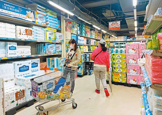 万物齐涨，行政院指示成立跨部会「物价联合稽查小组」稽查，连锁餐饮、卫生纸、清洁用品等业者仍陆续调涨价格，图为消费者在大卖场选购卫生纸。（张铠乙摄）