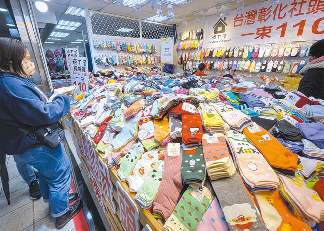 国发会27日发布11月景气灯号，已连续10个月亮出代表景气「热络」的红灯，且景气领先、同时指标持续上升。（中央社）