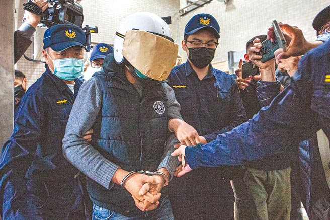 高雄市黄姓男子26日晚间酒驾高速撞上林姓男子一家四口，导致林男妻子当场死亡、林男与2名女儿重伤，高雄地院深夜依「酒驾致死罪」裁定黄男羁押但未禁见。总统蔡英文口口声声说的「社会安全网」工程，更显讽刺与莫可奈何。（袁庭尧摄）