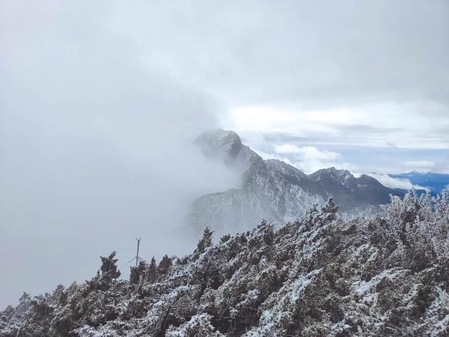 玉山飄雪，雲霧遮掩主峰，充滿雪國氣氛。（方恩輝攝／玉山氣象站提供／廖志晃南投傳真）