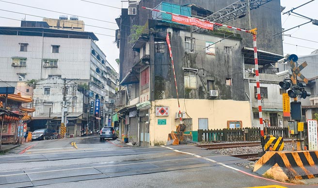 基隆暖暖平交道数次因遮断杆升、降时间过短，险些发生严重交通意外。（陈彩玲摄）