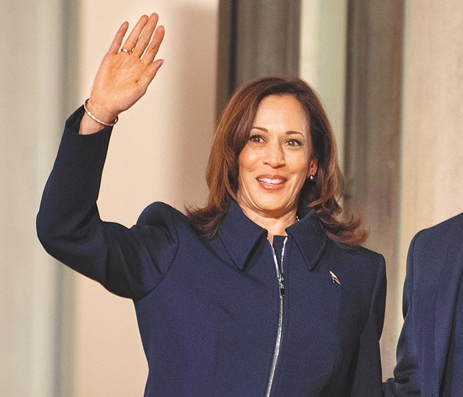 美國副總統賀錦麗在周日播出的哥倫比亞廣播公司（CBS）政論節目「面對全國」專訪中透露，美國面臨的最大國家安全挑戰是「民主」。圖為2021年11月11日，賀錦麗訪問法國。（新華社）