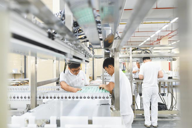 大陆官方提出明年面临「需求收缩、供给衝击、预期转弱」三重经济压力，许多台商感同身受。图为广州一家电子机械公司的生产厂房。（中新社）