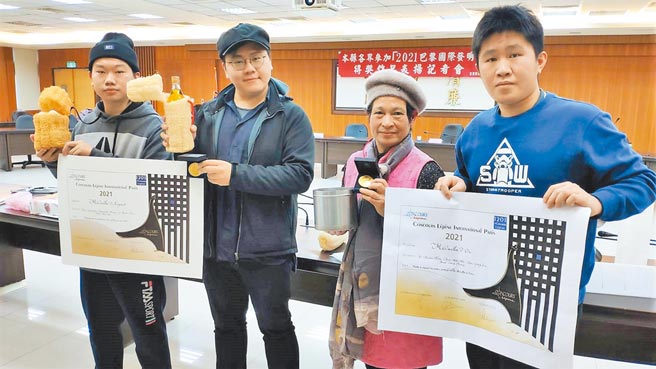 苗栗县民间企业、学校等单位，在巴黎国际发明展大放异彩，创下2金3银3铜佳绩。（李京升摄）